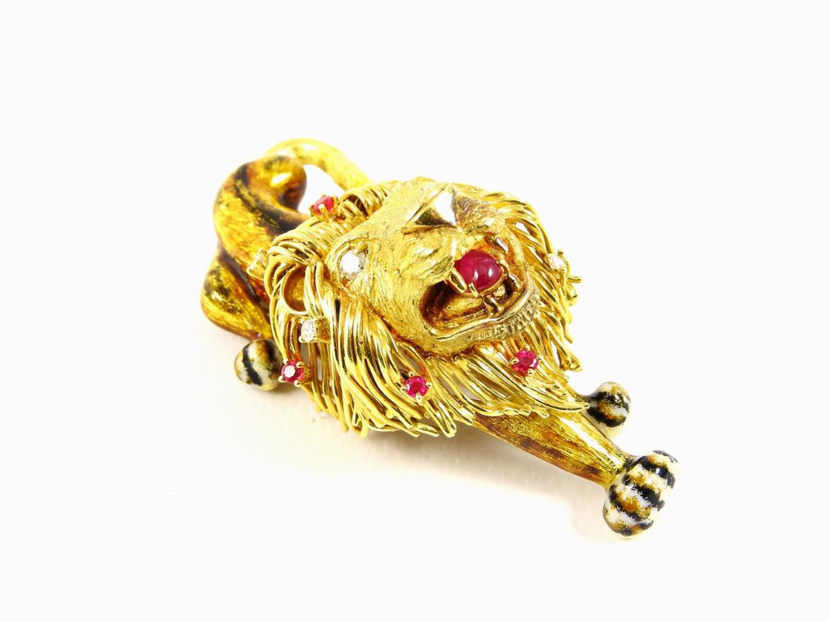 Spilla Animalier in Oro Giallo, Smalti Policromi, Diamanti e Rubini