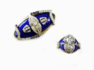 Parure Spilla e Anello in Oro Giallo e Bianco, Smalti, Diamanti e Zaffiri