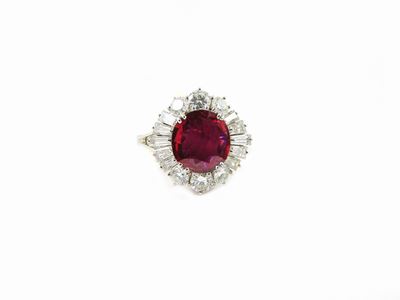 Anello a Margherita in Oro Bianco, Diamanti e Rubino