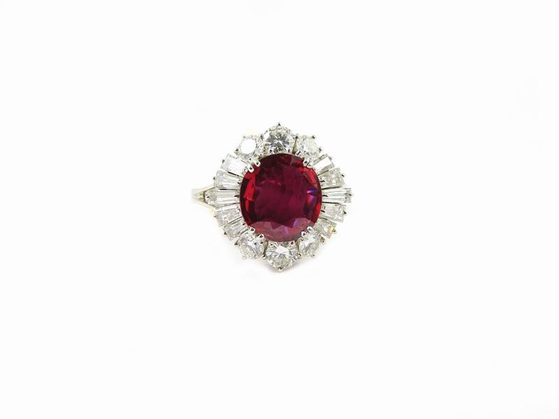 Anello a Margherita in Oro Bianco, Diamanti e Rubino