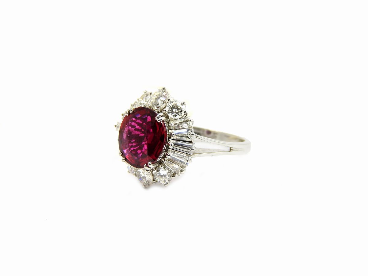 Anello a Margherita in Oro Bianco, Diamanti e Rubino