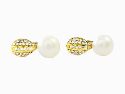 Orecchini Pendenti in Oro Giallo, Diamanti e Perla a Bottone Akoya