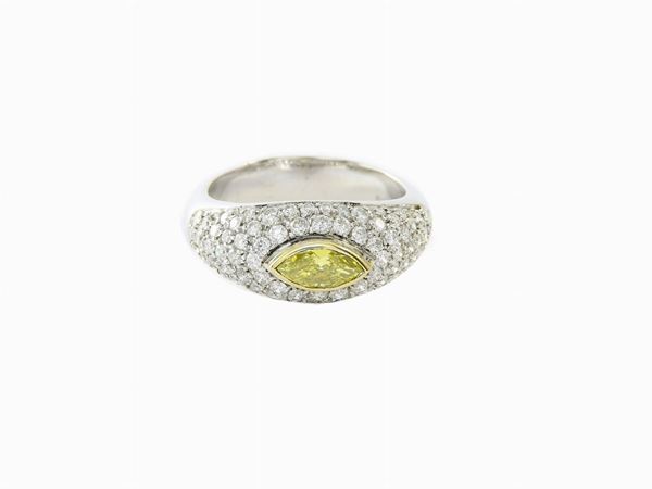 White gold ring with colourless and fancy colour diamonds