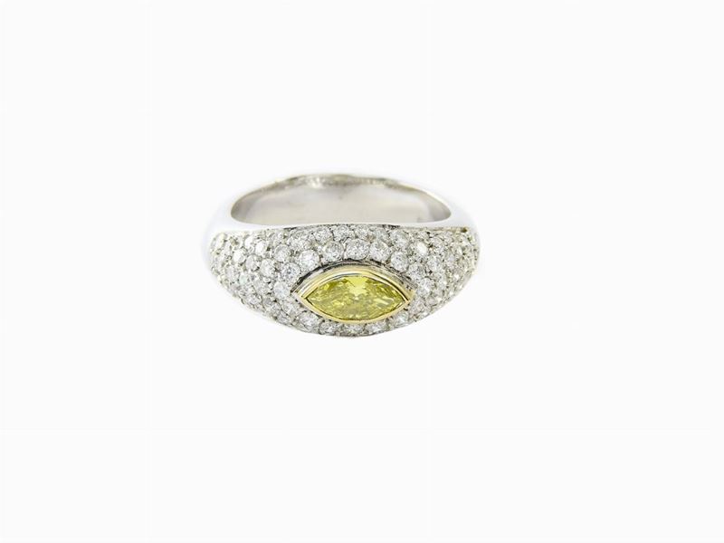 Anello in Oro Bianco con Diamanti Incolori e Fancy Colour