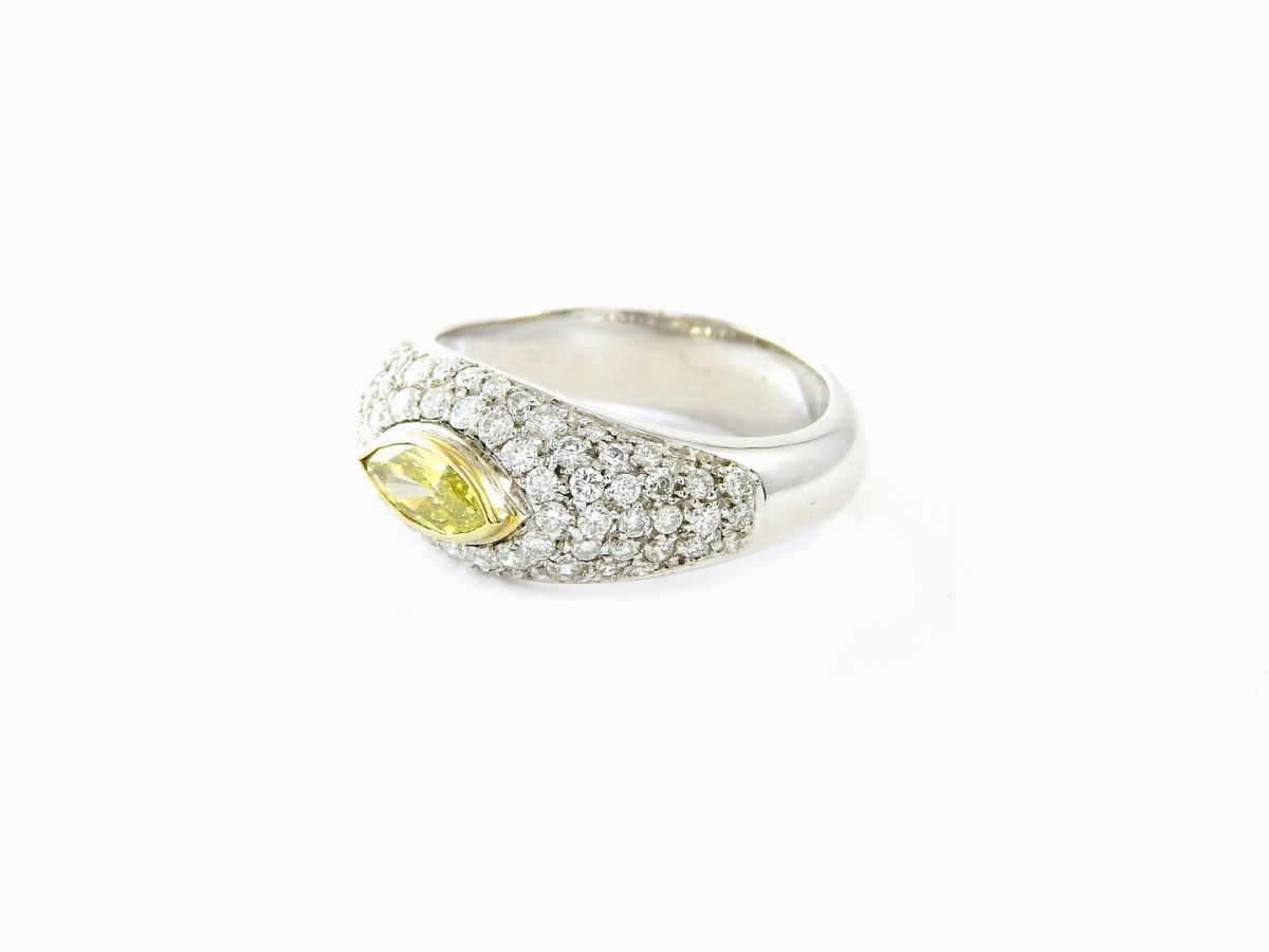 Anello in Oro Bianco con Diamanti Incolori e Fancy Colour