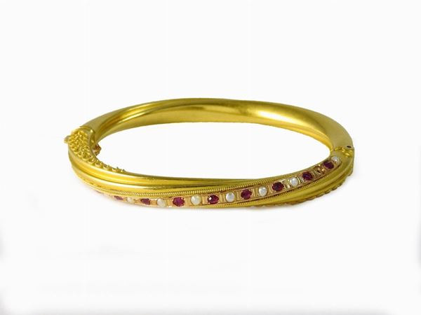 Yellow gold bangle set with rubies and pearls