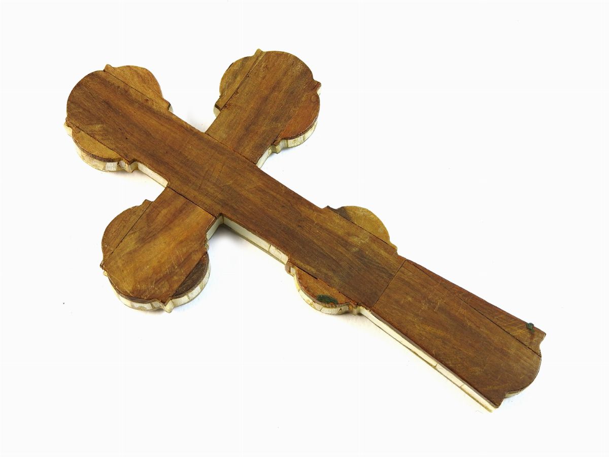 Portaocchiali e Croce Rivestiti con Pannelli di Madreperla Scolpita