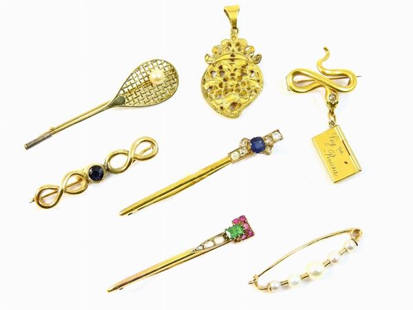 Sette spille in oro giallo varie leghe con perle, diamanti e varie pietre colorate