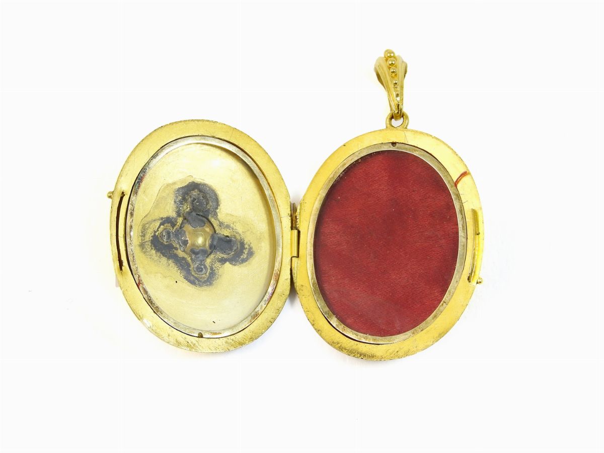 Pendente Portaritratti in Oro Giallo Varie Leghe, Smalto Nero e Diamante