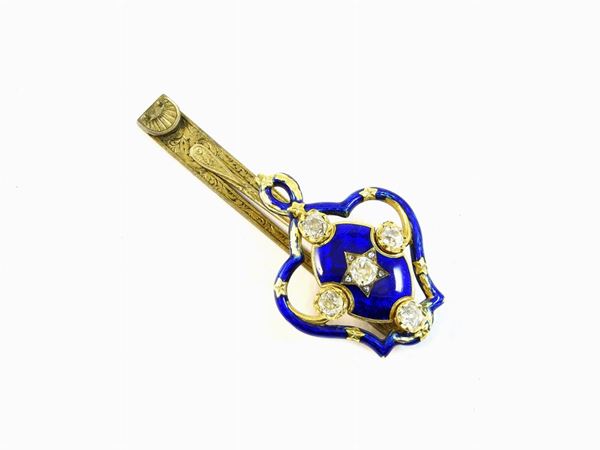 Different yellow gold alloys scarf clasp with blue enamel and diamonds  (French mark)  - Auction Jewels and Watches - II - II - Maison Bibelot - Casa d'Aste Firenze - Milano