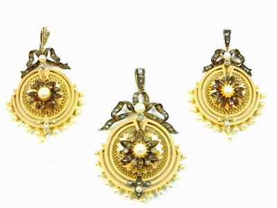 Set di Tre Medaglioni Pendenti in Oro Giallo, Argento, Diamanti e Perle