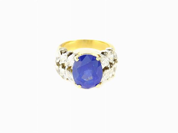 White and yellow gold ring with diamonds and sapphire