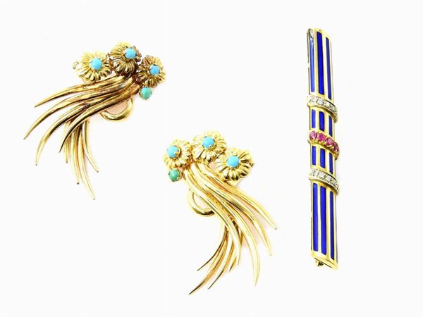 Yellow gold bar brooch with blue enamel, diamonds and rubies, yellow gold earrings with turquoises