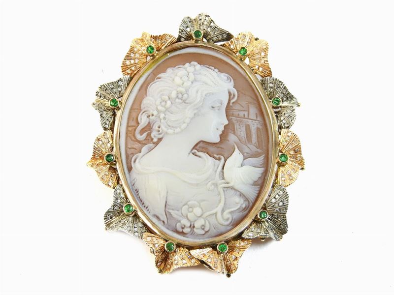 Grande Spilla/pendente in Oro Giallo e Argento con Cammeo in Madreperla, Diamanti e Smeraldi