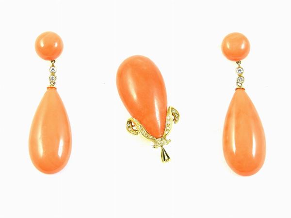 Parure of yellow gold earrings and pendant set with diamonds and orange coral