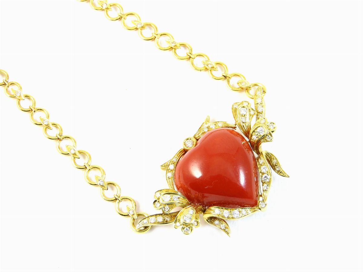 Catena in Oro Giallo con Diamanti e Corallo Rosso Centrale