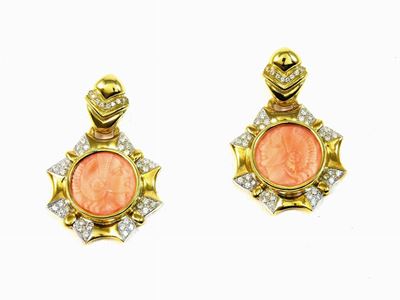 Orecchini in Oro Giallo, Diamanti e Coralli Rosa