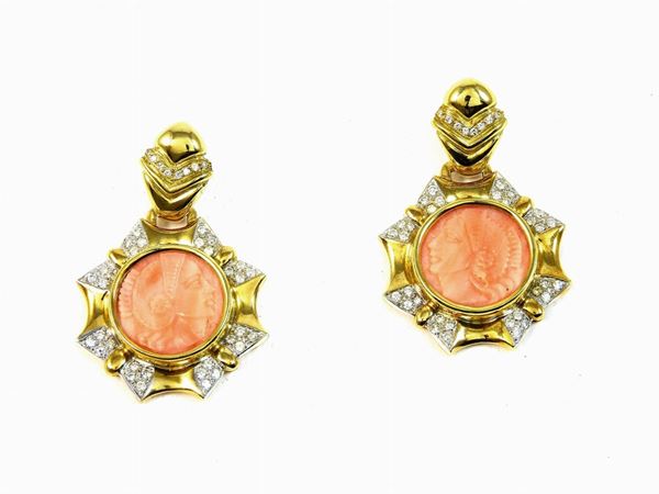 Yellow gold earrings with diamonds and pink corals