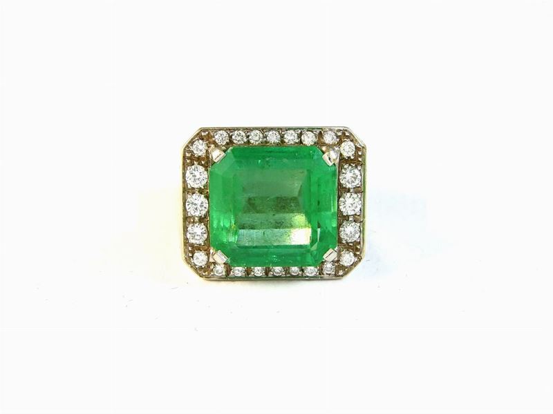 Anello in Oro Bianco, Diamanti e Smeraldo