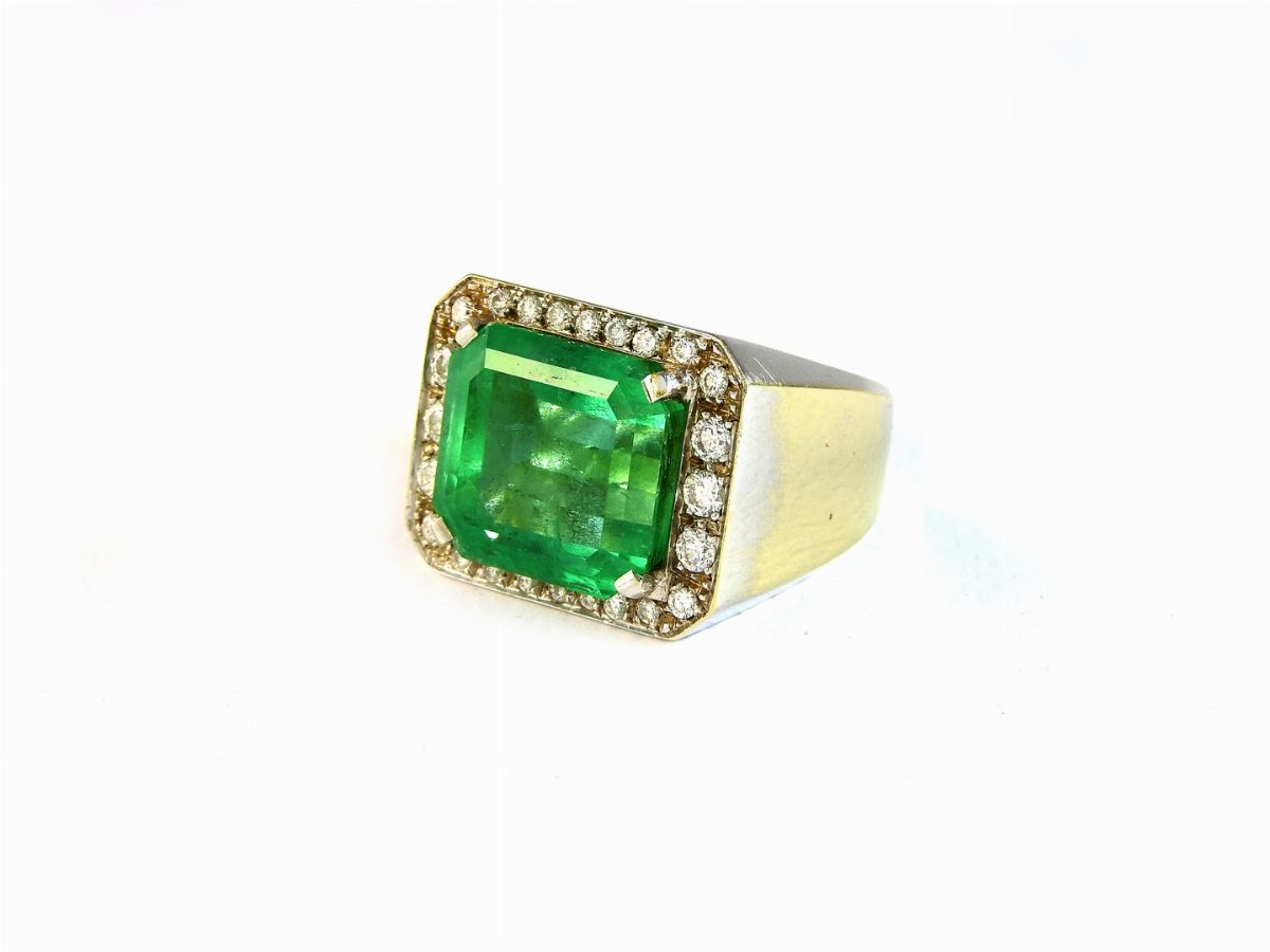 Anello in Oro Bianco, Diamanti e Smeraldo