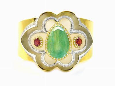 Bracciale Rigido in Oro Giallo, Diamanti, Rubini, Smeraldo e Quarzo Sabbiato