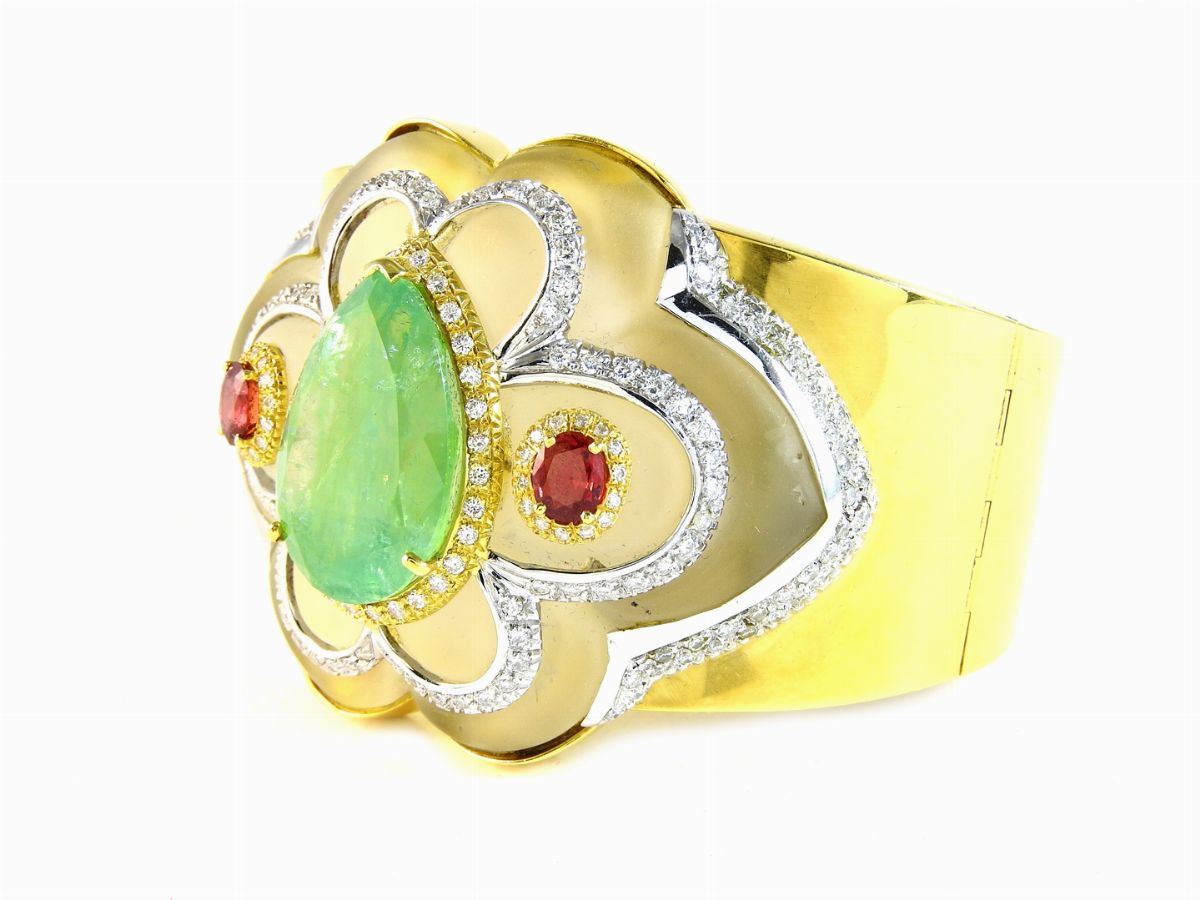 Bracciale Rigido in Oro Giallo, Diamanti, Rubini, Smeraldo e Quarzo Sabbiato