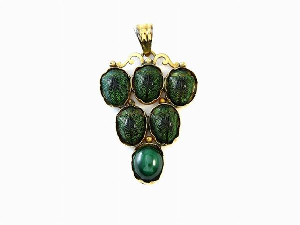 Yellow gold pendant with Carabidaes' elytra and malachite