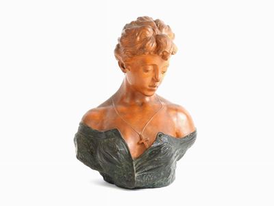 Busto di Fanciulla con Pendente