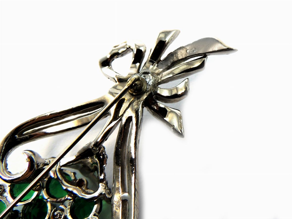 Spilla Coro in Metallo Rodiato e Strass