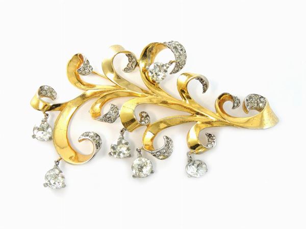 Spilla Boucher in metallo dorato e strass