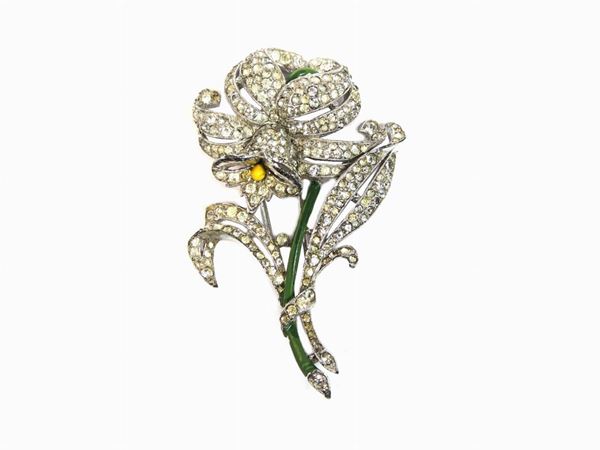 Spilla Trifari in metallo rodiato, smalto e strass