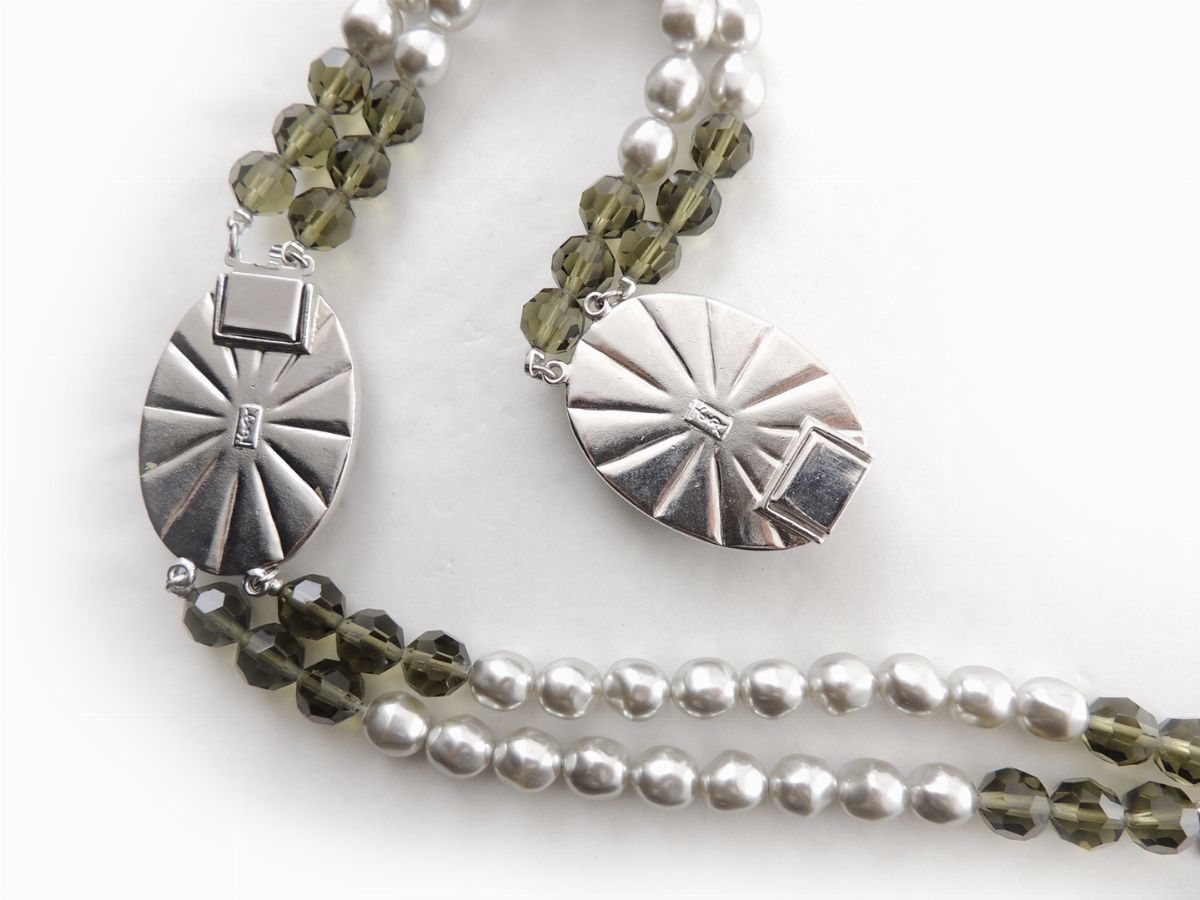 Collana Yves Saint Laurent in Cristalli e Perle Simulate Grigie