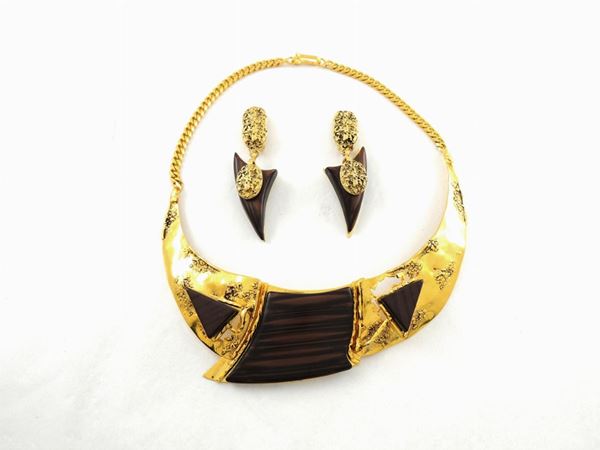 Goldtone metal and resin necklace
