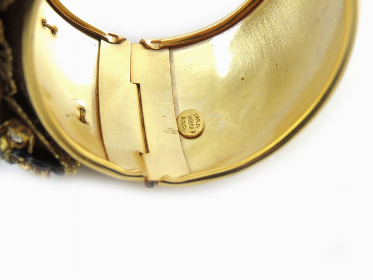 Bracciale Stanley Hagler n.y.C. Rigido in Metallo Dorato, Vetro e Strass