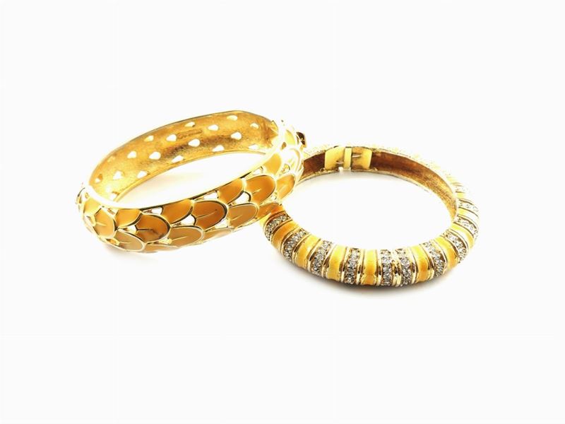 Due Bracciali Rigidi in Metallo Dorato, Smalto Color Ocra e Strass