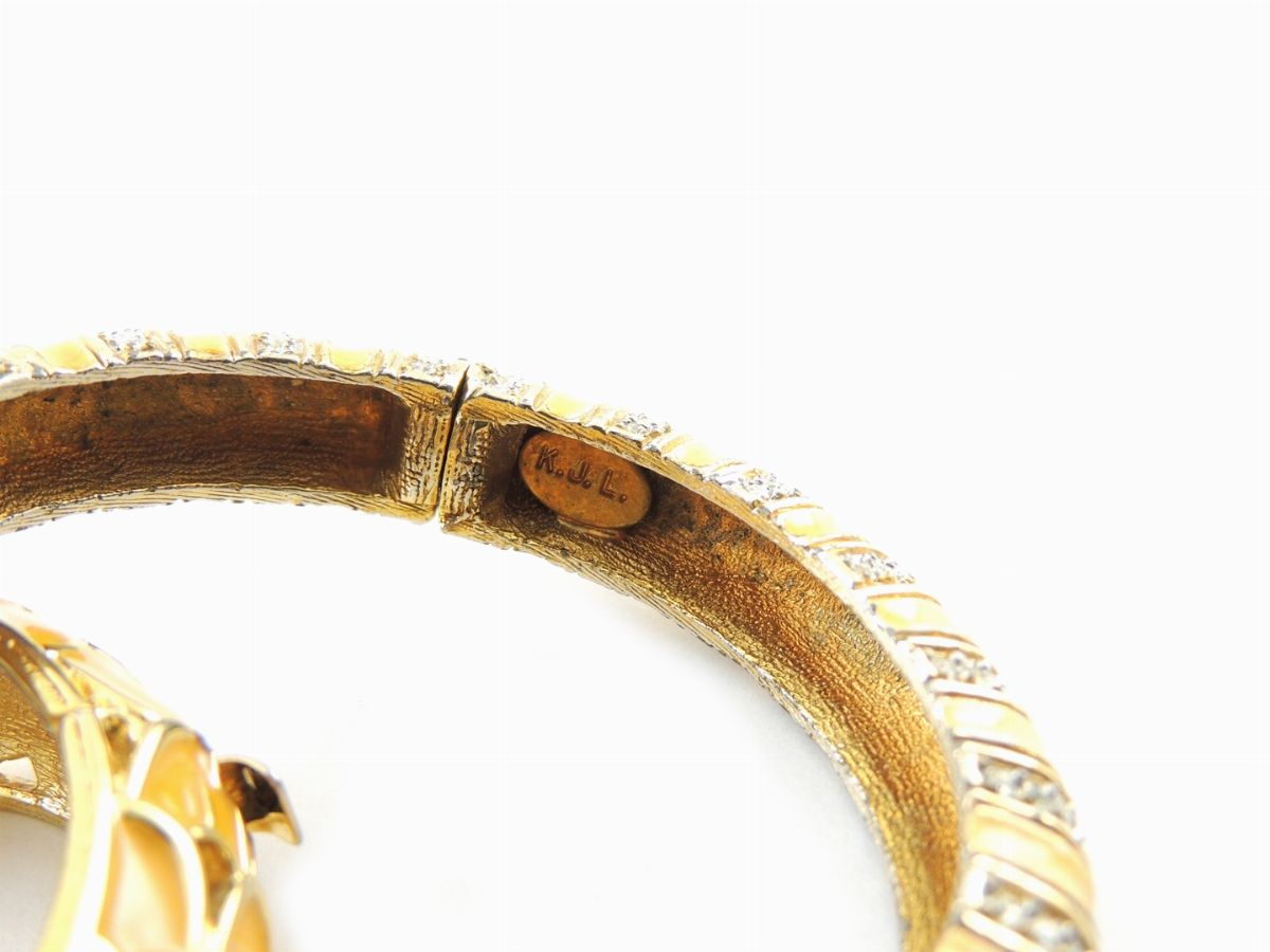 Due Bracciali Rigidi in Metallo Dorato, Smalto Color Ocra e Strass