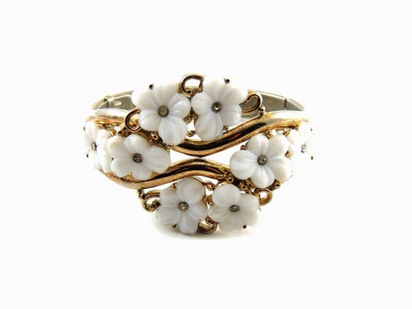 Bracciale Trifari rigido in metallo dorato, resina e strass