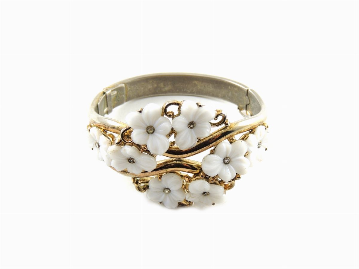 Bracciale Trifari Rigido in Metallo Dorato, Resina e Strass