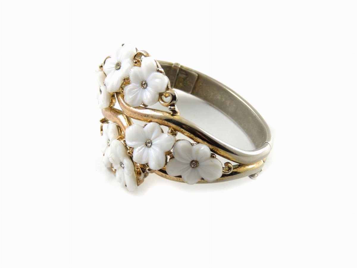 Bracciale Trifari Rigido in Metallo Dorato, Resina e Strass