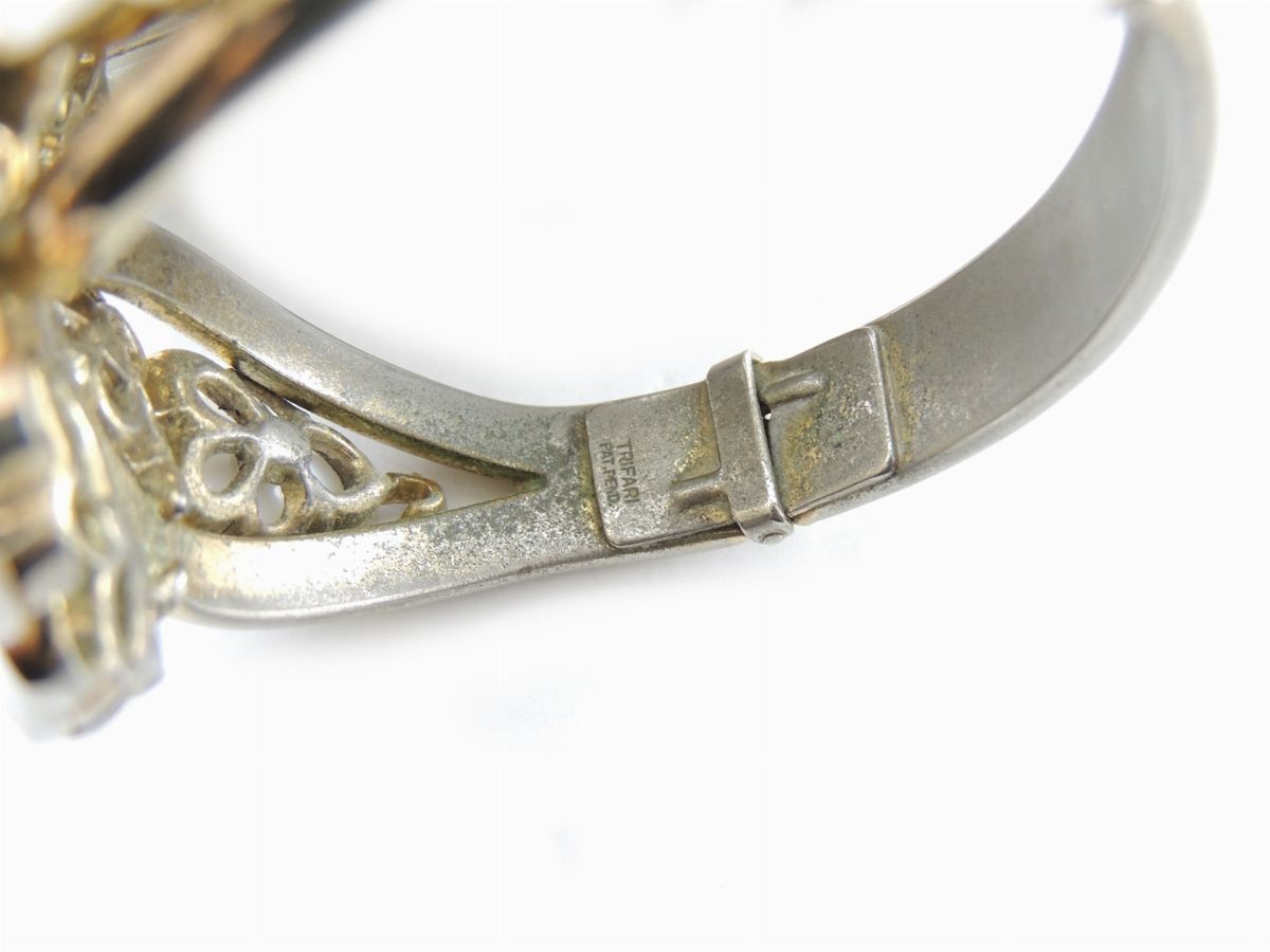Bracciale Trifari Rigido in Metallo Dorato, Resina e Strass
