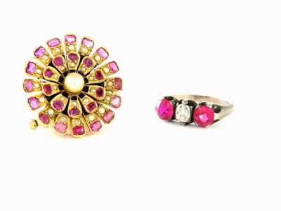 Anello Trilogy in Argento con Diamante e Rubini Sintetici e Spilla in Oro Giallo con Rubini e Per...