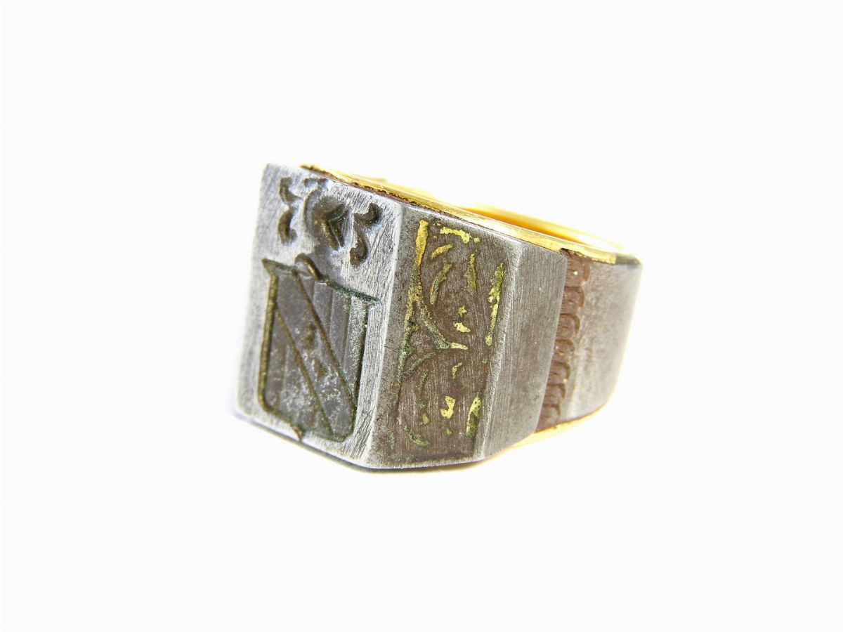 Anello a Sigillo in Ferro e Oro Giallo