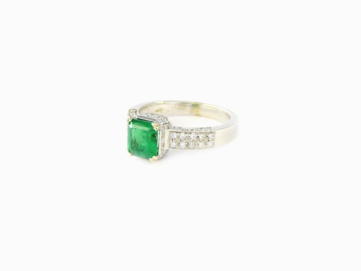 Anello in Oro Bianco, Diamanti e Smeraldo