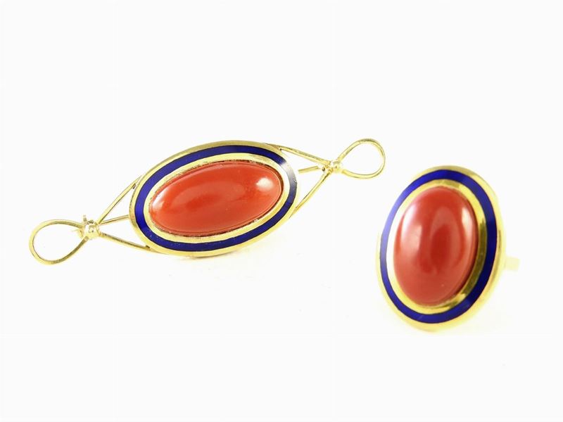 Parure Anello e Spilla in Oro Giallo, Smalto Blu e Corallo Rosso