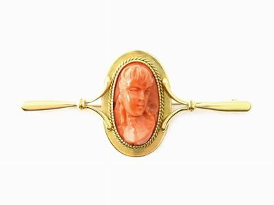 Spilla a Barretta in Oro Giallo e Corallo Rosso Inciso