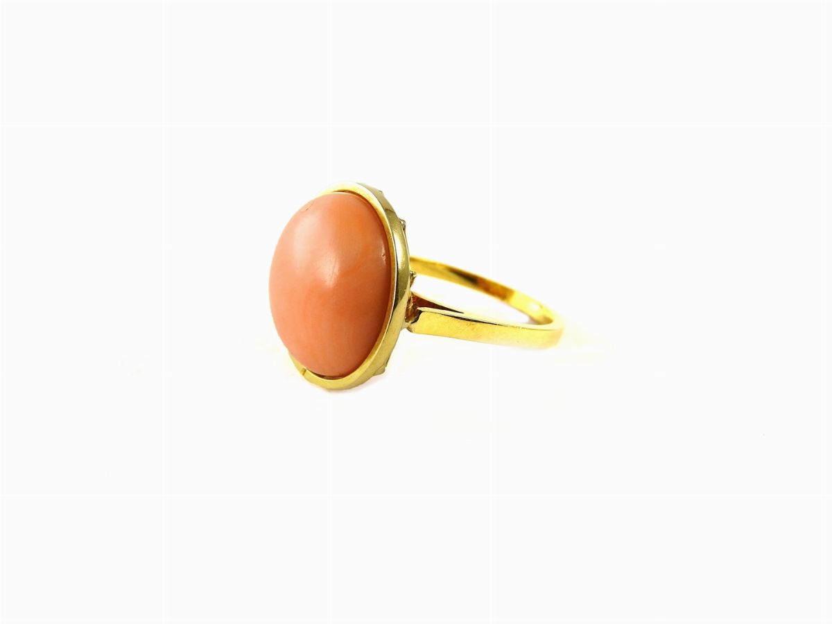 Anello in Oro Giallo con Corallo Rosa