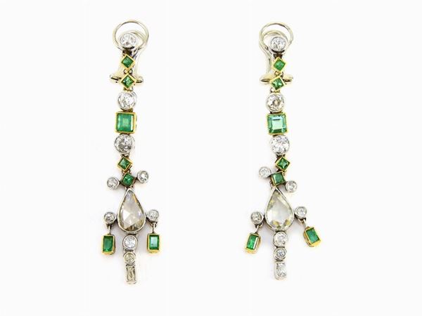 White and yellow gold ear pendants with diamonds and emeralds