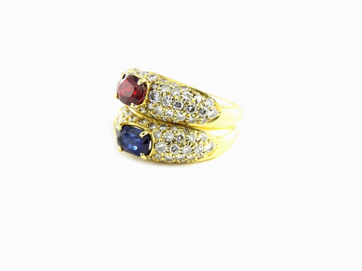 Anello a Doppia Fascia Oro Giallo, Diamanti, Rubino e Zaffiro