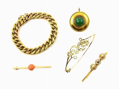 Due Bracciali e Tre Spille in Oro Giallo e Bianco, Diamanti, Perle, Corallo e Avventurina