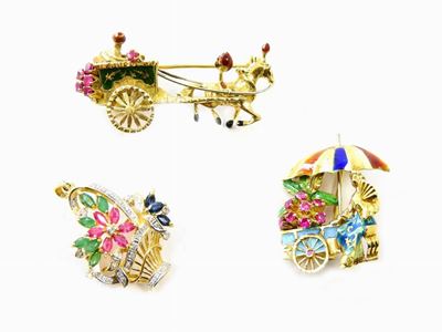 Tre Spille in Oro Giallo, Smalti, Diamanti, Rubini, Zaffiri e Smeraldi